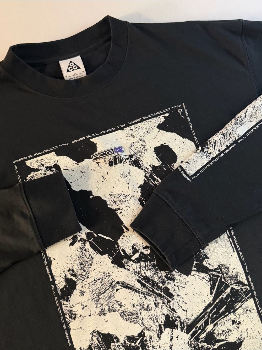Nike ACG T-Shirt Men M LOOSE Geometric Rock Graphic Trail Hike Long Sleeve